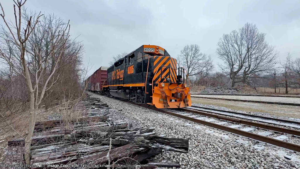 AB 4005 now pulls its train up to the other end of the siding.